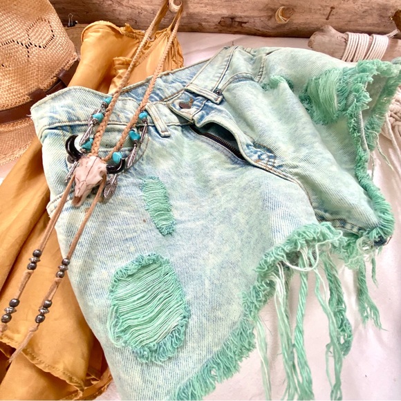 LOOSE FIT Rare Aqua/teal LEVIS 562 boho jean cut off shorts w raw hem - Picture 2 of 9
